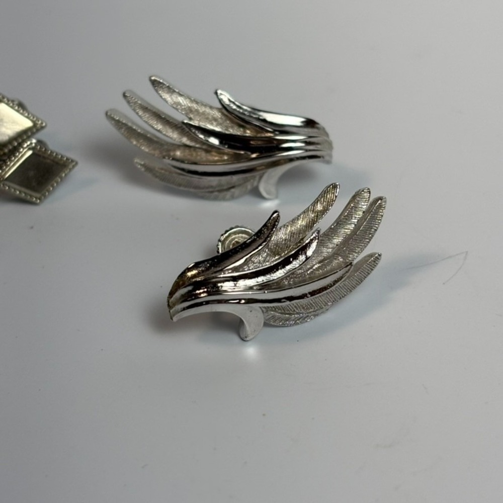 Vintage Earring Lot Coro Sarah Coventry Dramatic Flame Shape and Chain Design - Picture 3 of 9